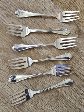 6 Bridal Breakfast Forks by Oneida in classic King James Pattern. Gorgeous